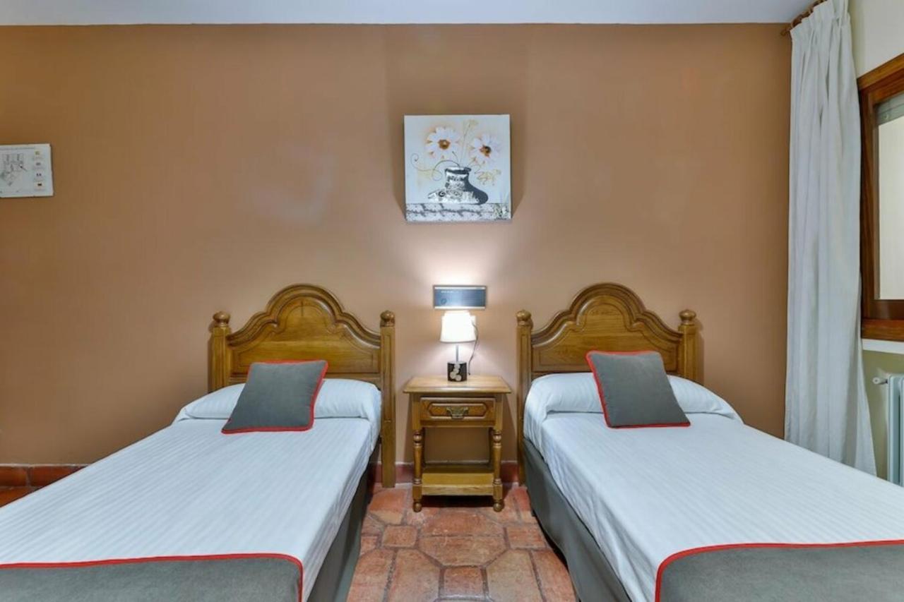 Hostal Alfonso XI Guadalupe  Buitenkant foto