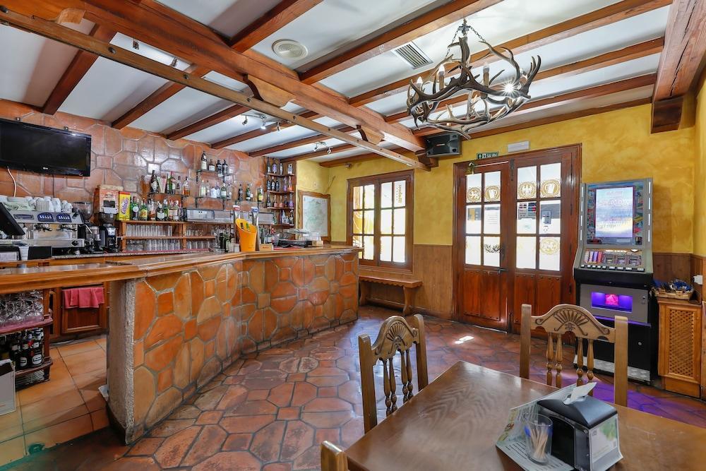 Hostal Alfonso XI Guadalupe  Buitenkant foto