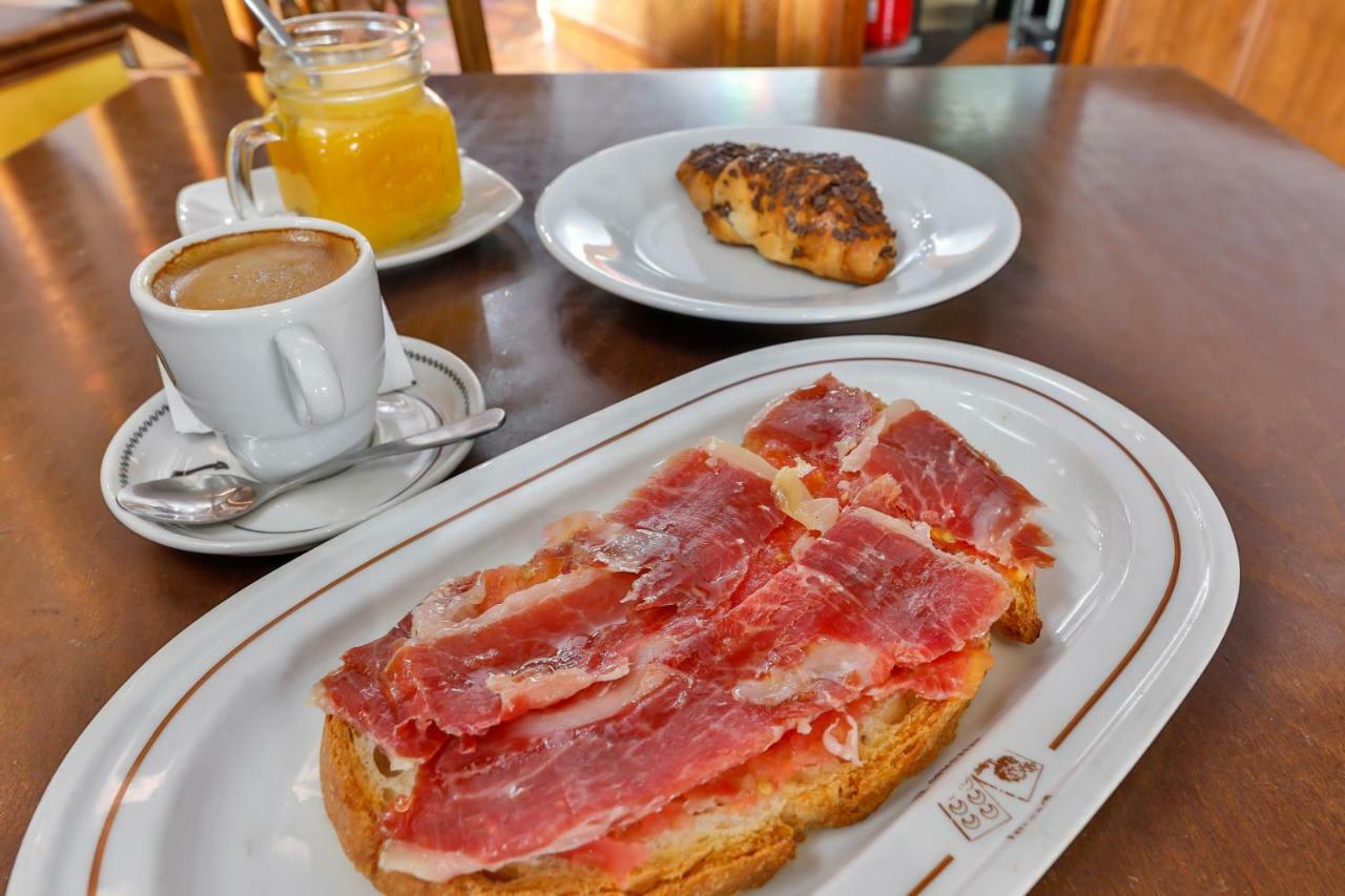 Hostal Alfonso XI Guadalupe  Buitenkant foto