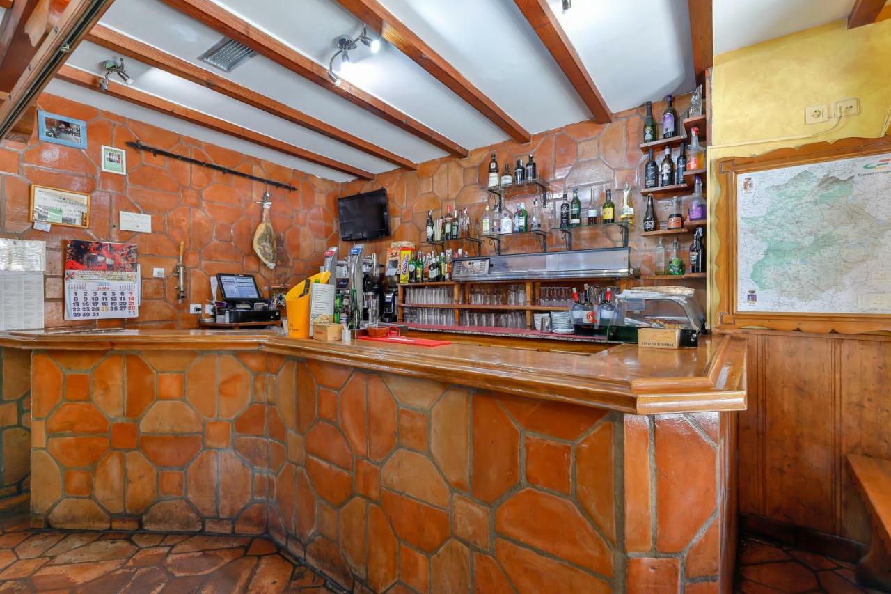 Hostal Alfonso XI Guadalupe  Buitenkant foto